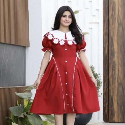 صورة فستان بناتي أحمر مرصع بالفصوص وأزرار أمامية | ألوان (أحمر، عودي) - 1176